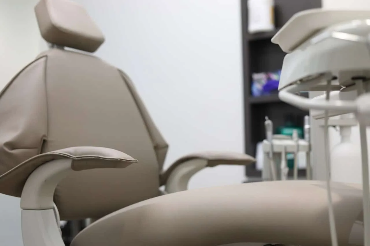 image of dentist chair for blog about how to know when wisdom teeth come in
